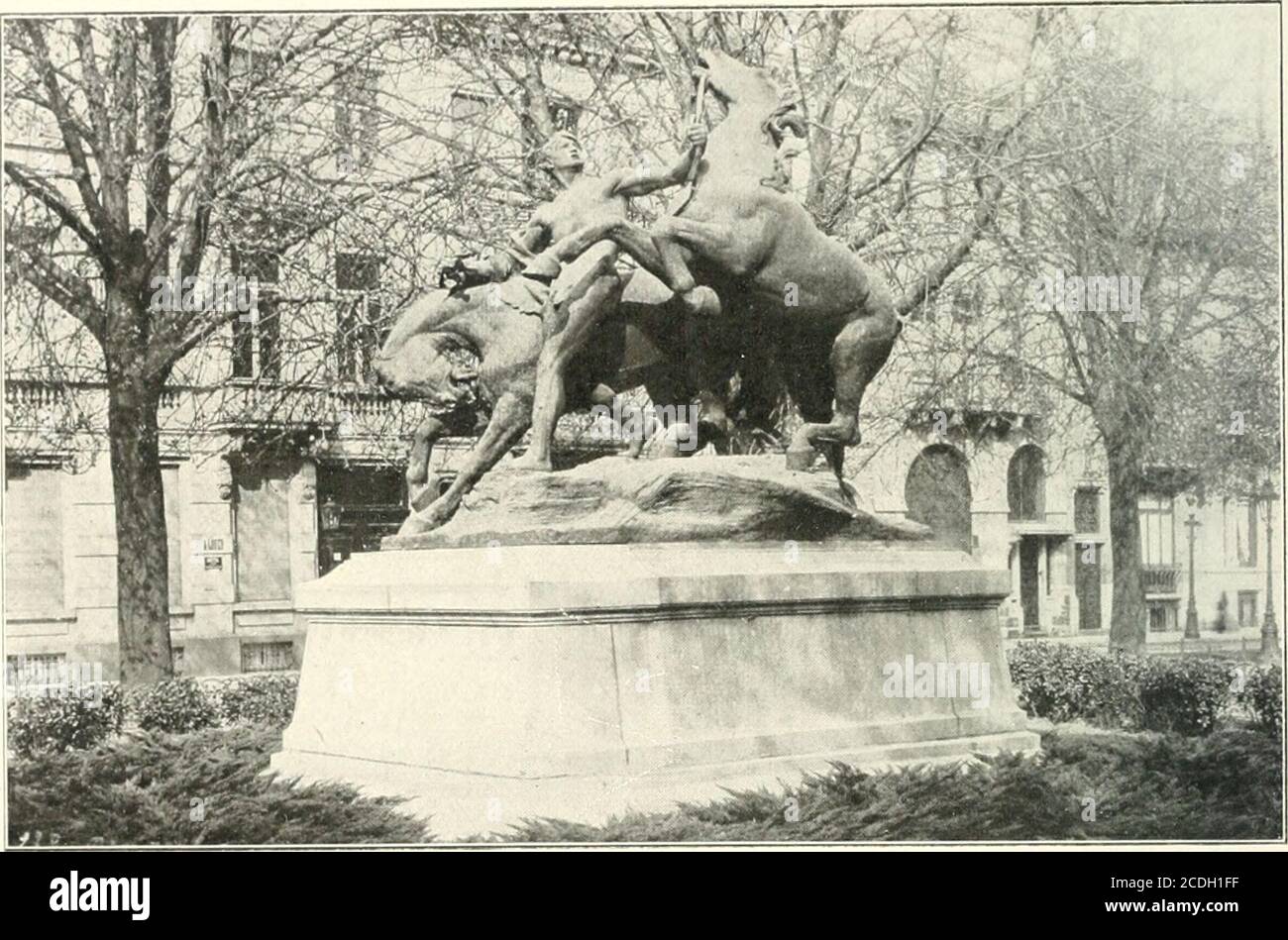 . Brüssel. 1897;; La Mort dOiup draille s « le tombeaudes lutteurs ». Par Van der Stappen ; Lutte équestre, par Jacques deLalaing. celle-CI tout à proximité du Bois. Restant sur le territoire urbain et. Dans le prolongement du boulevardde Waterloo, vers le Midi, bientôt saperçoit la massive Silhouette de la Pendant Limpression de ces lignes le groupe du Dompteur de iluvaitx a été trans-féré à lavenue conduisant à lExposition universelle. 120 BRUXELLES Porte de Hal. déjà mentionnée. On y a installé le Musée des armes etdes armures de lEtat. Remaniée en i86q. la construction, dans son actuel Stockfoto