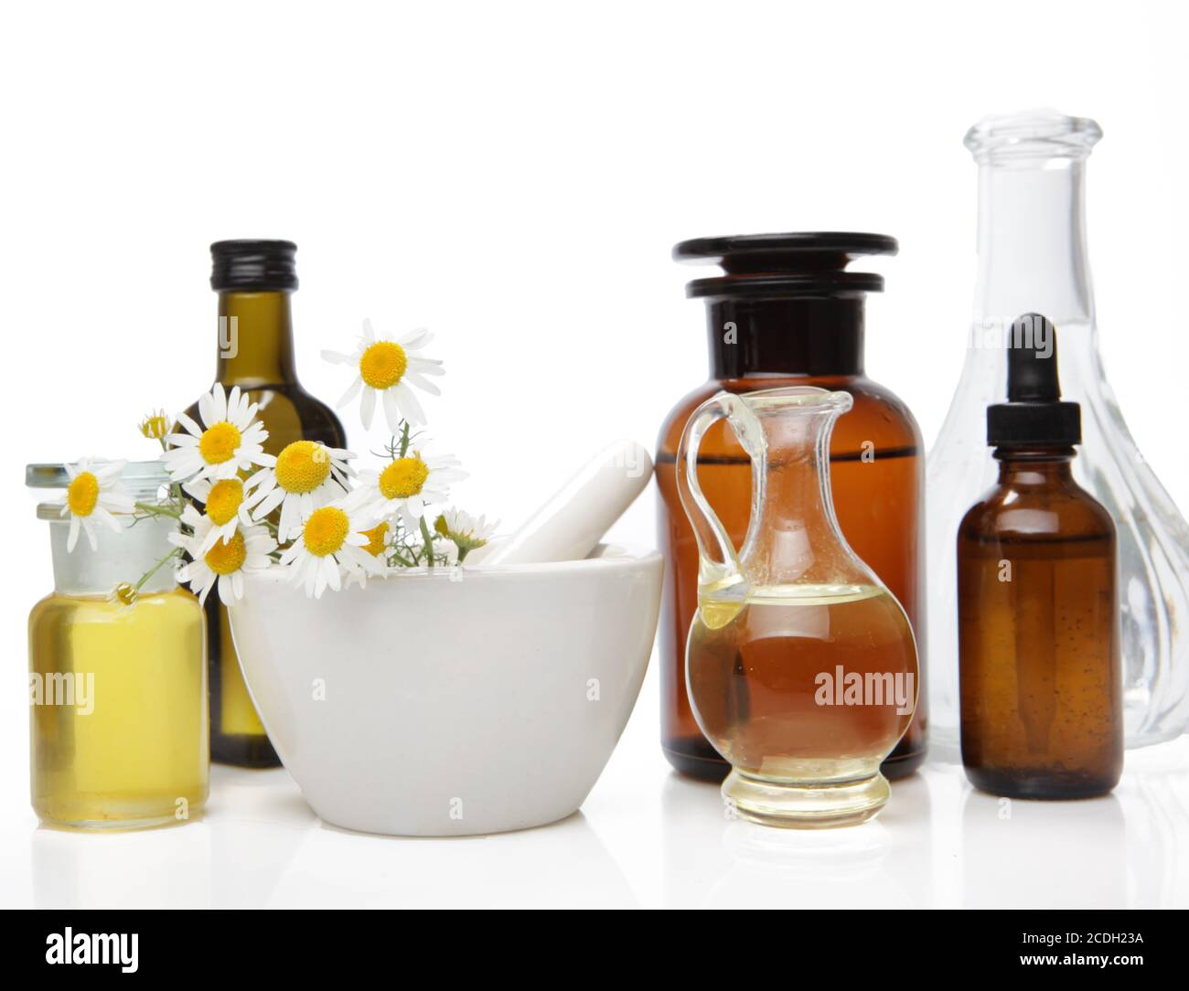 Zusammensetzung der natürlichen Alternativmedizin mit Öl, Essenz und Pflanzen. Stockfoto