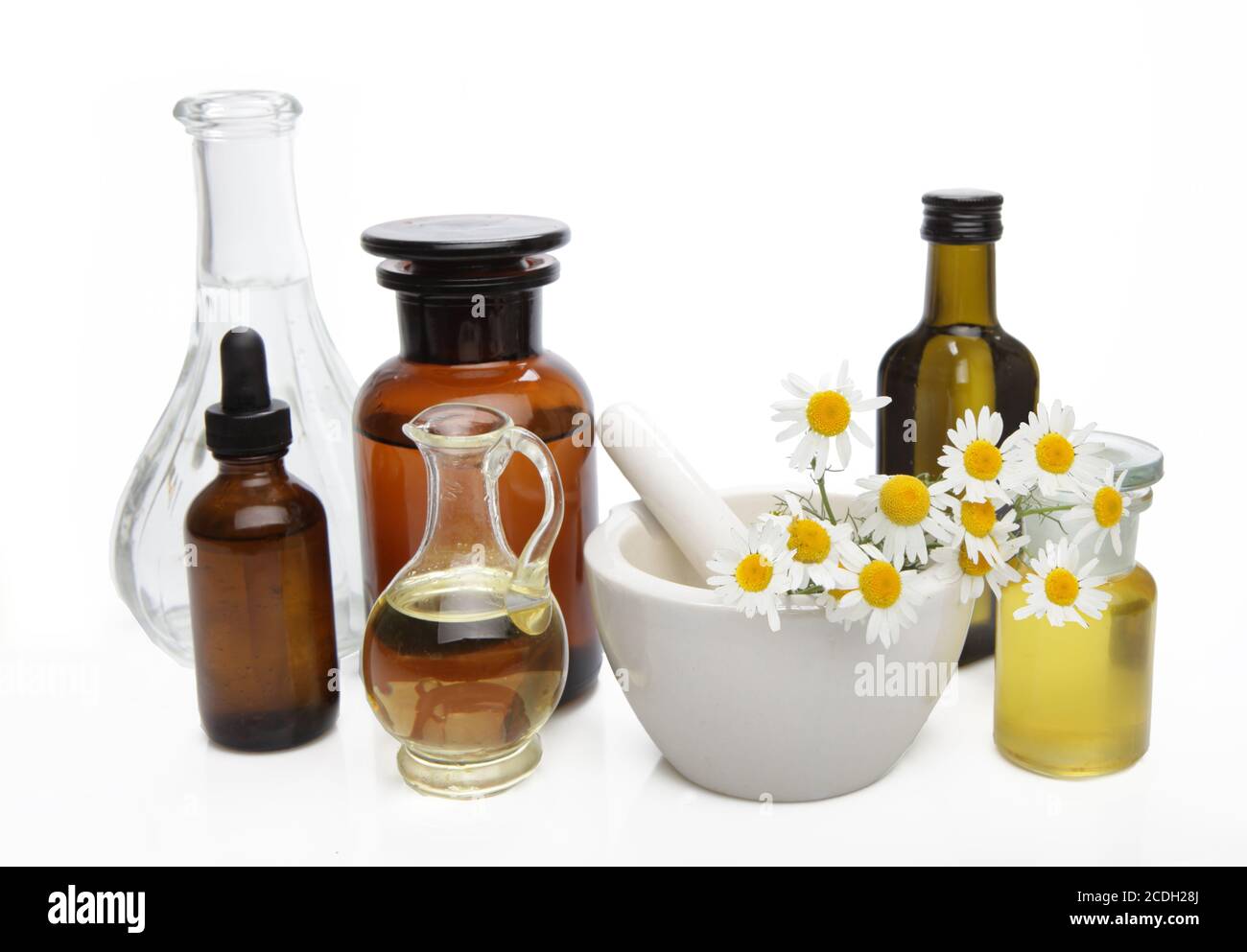 Zusammensetzung von Medikamentenflaschen, Kräuter und Blume isoliert auf weiß Stockfoto
