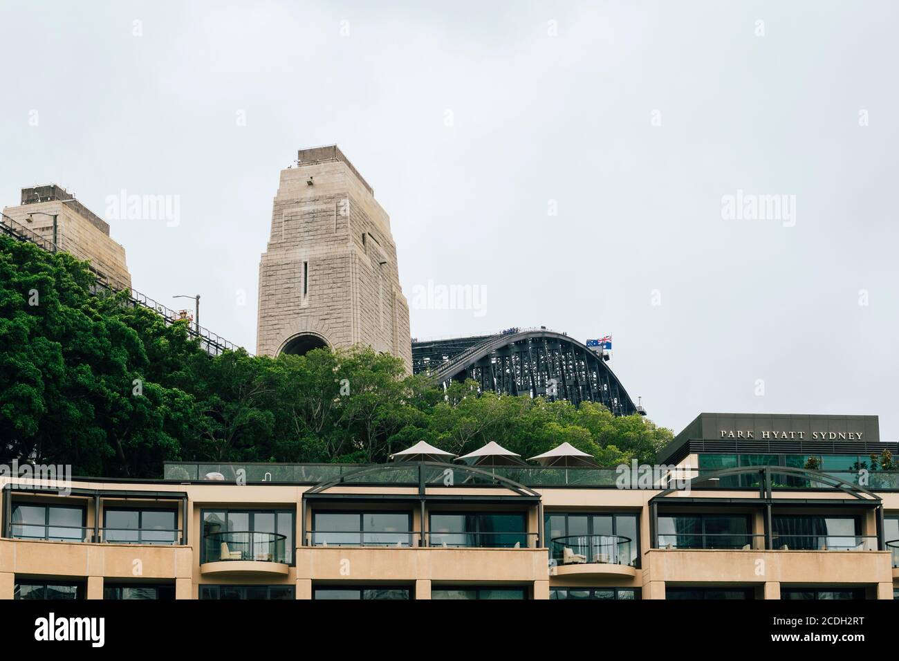 Außendach und Balkone des Park Hyatt Sydney in the Rocks an der berühmten Sydney Harbour Bridge, Sydney, New South Wales, Australien Stockfoto