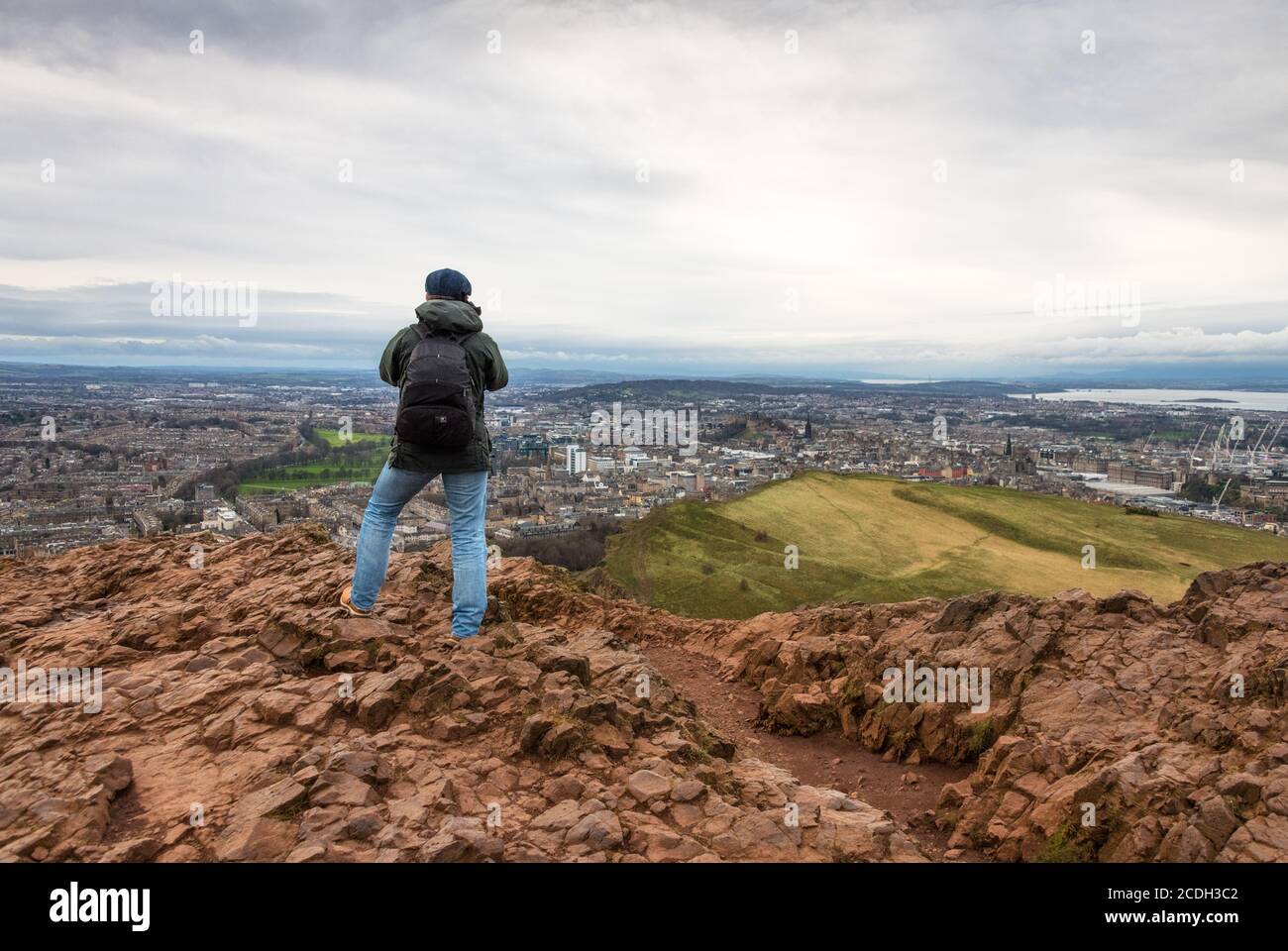Panorama von Edinburgh vom Arthur’s Seat und Holyrood Park aus gesehen, Edinburgh, Schottland Stockfoto