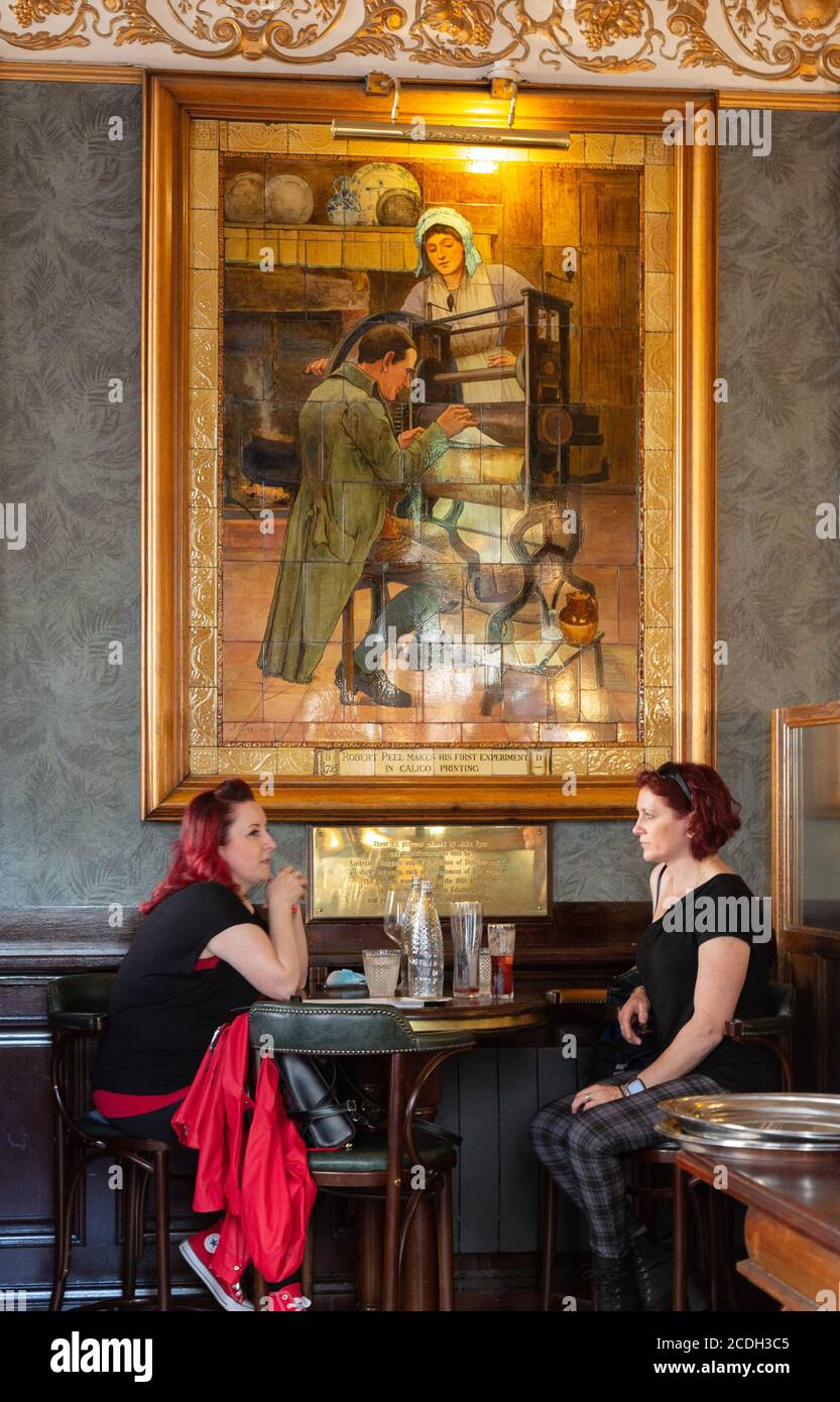 The Cafe Royal Circle Bar, Edinburgh: In der mit kunstvollen Fliesen verzierten Austernbar in Edinburgh, Schottland, wird in Edinburgh gegessen und getrunken Stockfoto
