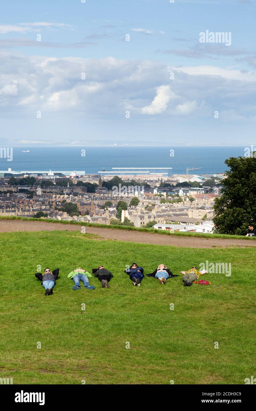 Edinburgh Jugendliche schlafen auf dem Boden im Freien; Calton Hill, Edinburgh Schottland Großbritannien Stockfoto