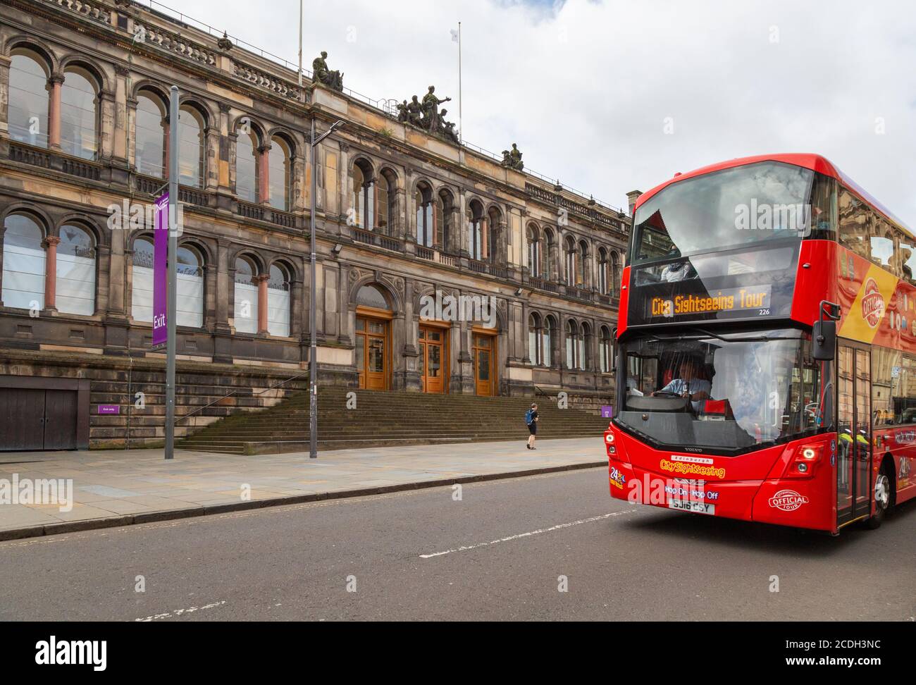 Edinburgh Tourismus; Edinburgh Bus Tour - ein Touristenbus außerhalb des National Museum of Scotland, Edinburgh, Schottland Großbritannien Stockfoto