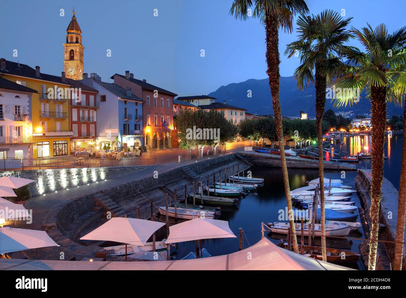 Nachtszene des schönen Ortes Ascona am Lago Maggiore im Kanton Tessin, Schweiz. Stockfoto