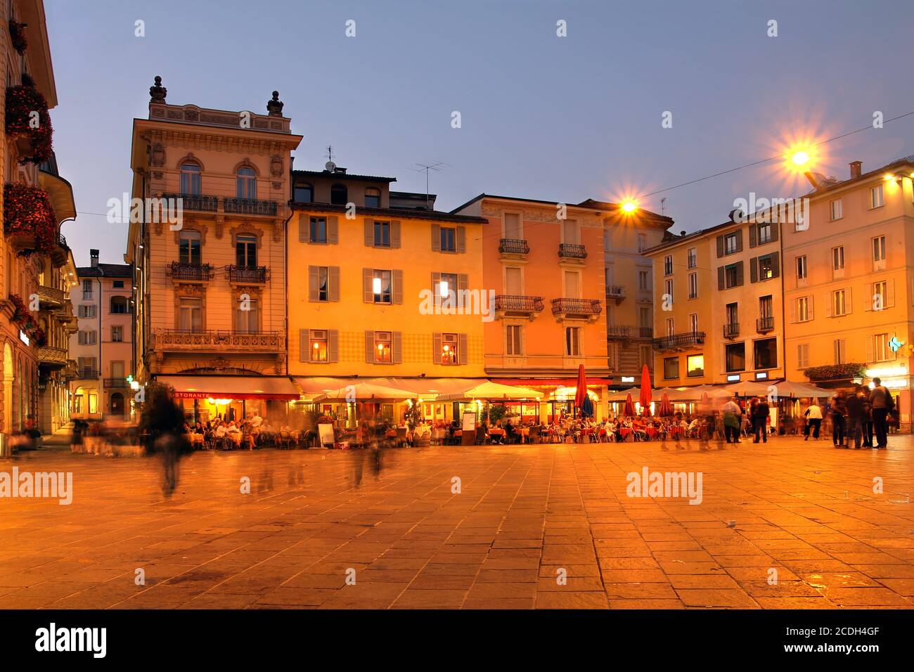 Die Piazza della Riforma, gefüllt mit Cafés und Restaurants, ist das soziale Zentrum von Luganos historischem Zentrum. Lugano, ist eine der wichtigsten Städte der Sout Stockfoto