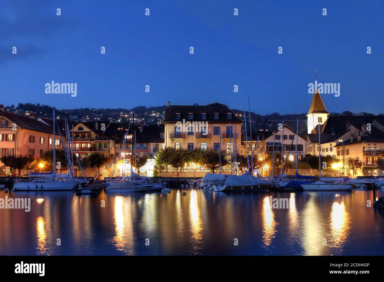 Am Ufer von Lutry, am Genfersee, eine charmante kleine Stadt am Fuße des UNESCO-Weltkulturerbes - Lavaux Vineyards, Schweiz. Stockfoto