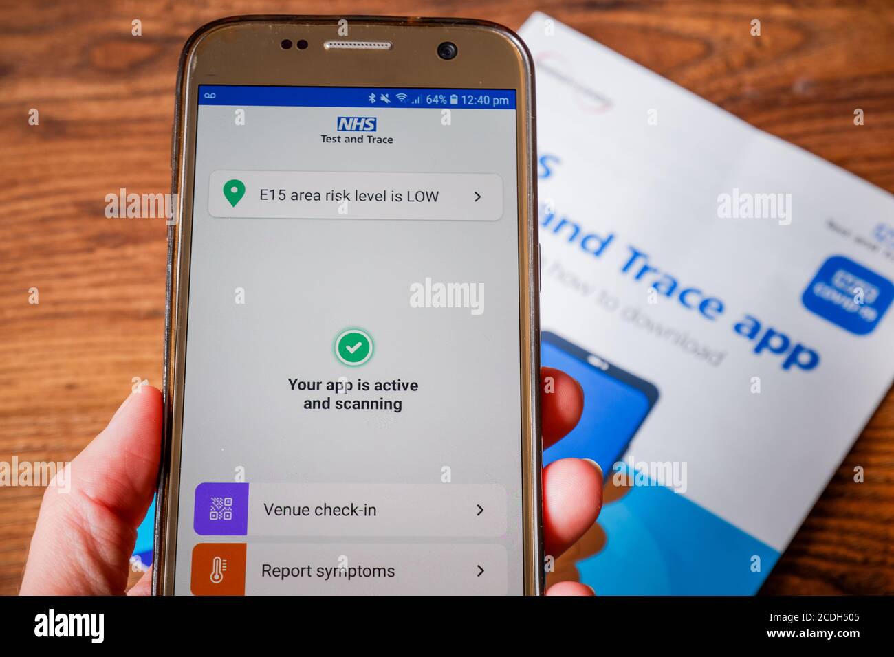 NHS COVID-19 Contact-Tracing /Test and Trace Reporting App auf einem Handy-Bildschirm angezeigt. Stockfoto