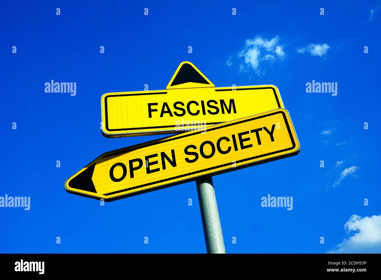 Faschismus oder Offene Gesellschaft - Verkehrszeichen mit zwei Optionen - Wahl auf der Überschrift der Gesellschaft, Staat und Regierung - faschistischer Populismus und Autoritarismus Stockfoto