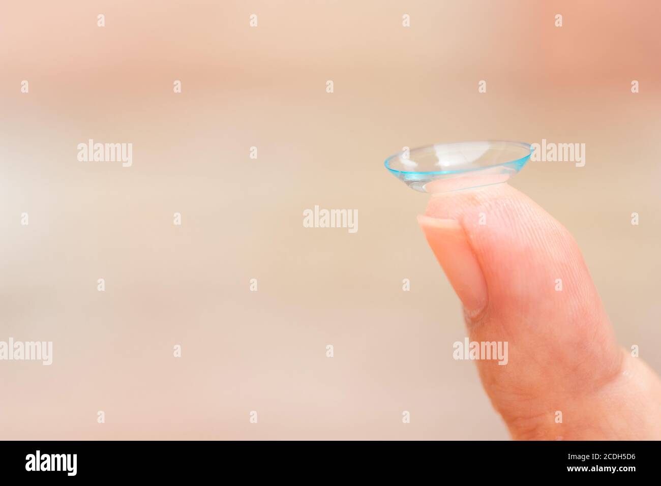 Nahaufnahme des weiblichen Fingers mit Kontaktlinse. Kontaktlinsen am Finger. Stockfoto