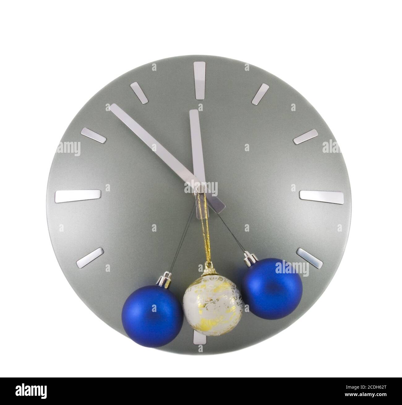 Uhr (5 Minuten bis 12) über weiß mit Farbe Weihnachtskugeln Stockfoto