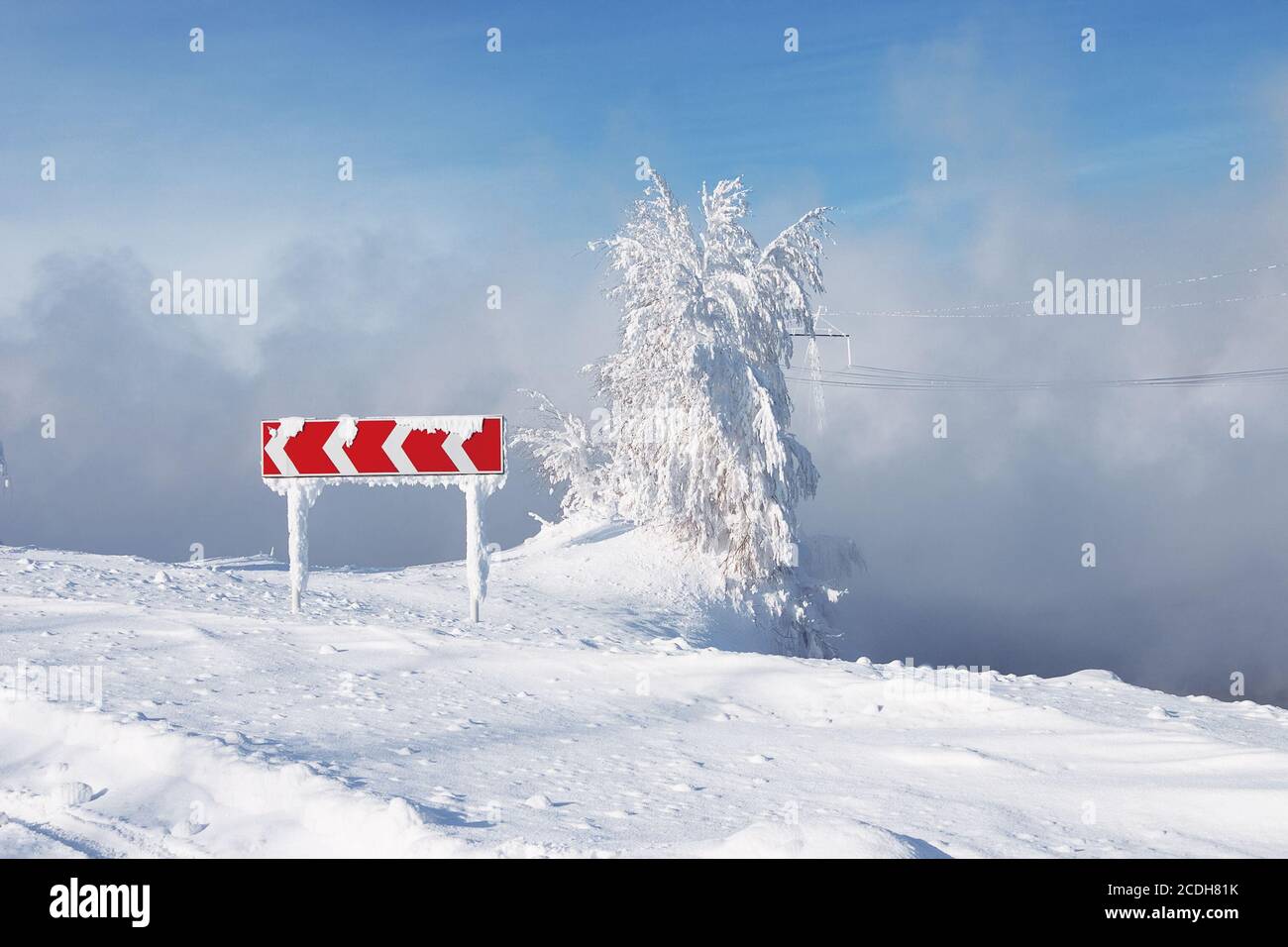 Eingefroren und schneite guide Schild und Baum Stockfoto