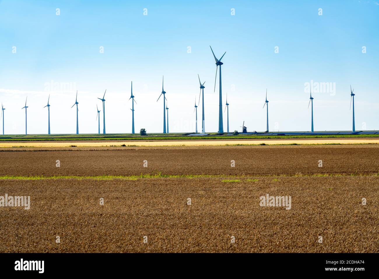 Alte Windmühle in Kombination mit neuen Windturbinen, die sauber erzeugen Energie Stockfoto