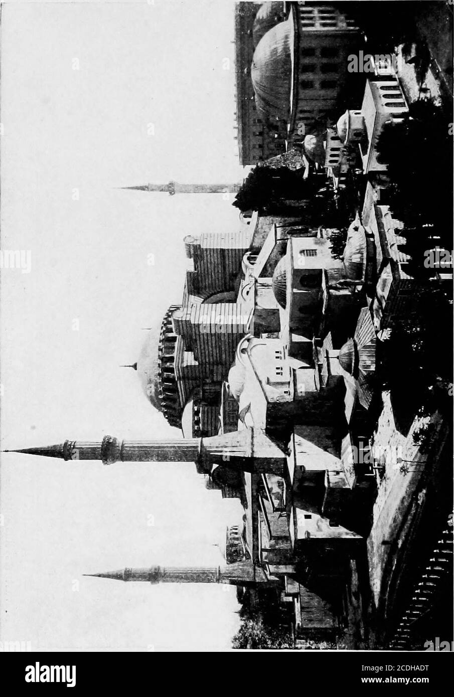 . Eine kurze Geschichte der Kunst . o •a ?TJ U o &lt; S. 1 – 1 3 fe CO o O op &lt; To s en ^ ^ -Q o ;h H CO P O CO ^f O -t-» S U Ca C P4 H E S s o BYZANTINISCHE ARCHITEKTUR im Jahre 330 n. Chr. übertrug Konstantin die Hauptstadt des Römischen Reiches an Byzanz, Ändern des Namens der antiken griechischen Stadt in Neu-Rom oder Konstantinopel. Aus den herrlichen Werken, die er und seine Nachfolger einweihen, wuchs byzantinische Kunst. Es war eine Kunst des mischten Einflusses; entwickelt aus römischen Traditionen, geändert durch griechische Geschmäcker, und liberal mit orientalischen Elementen getünzt. Es ist die erste unverwechselbare christliche nationale Kunst, sagt A. Stockfoto