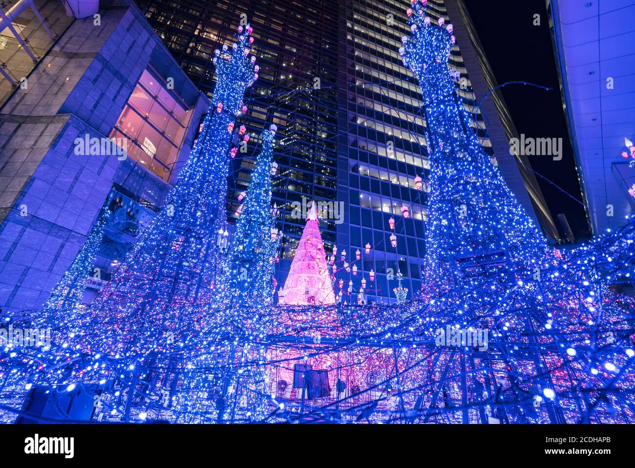 TOKIO, JAPAN - NOVEMBER 15 2019: Im Einkaufszentrum Caretta im Shiodome-Viertel, Odaiba, leuchten die Lichter auf. Die Beleuchtung' vorbereitet für Stockfoto