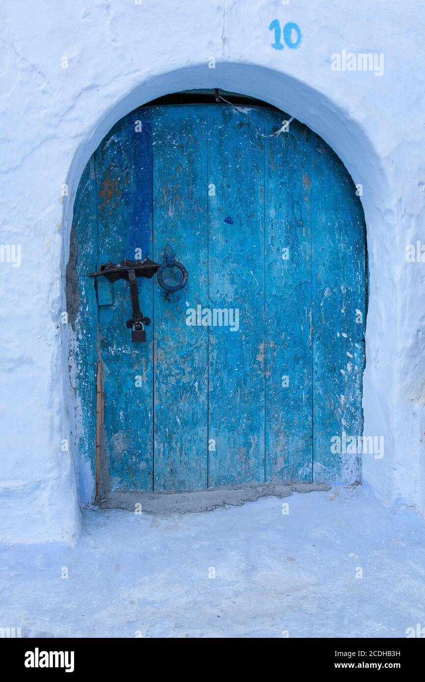 Eine alte Holztür in Chefchaouen, Marokko, blau gestrichen Stockfoto