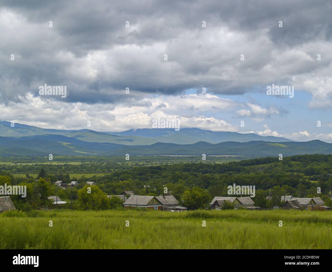 Russischer Ferner Osten, Landschaft mit Wolken und Bergrücken Sihote-Alini Stockfoto