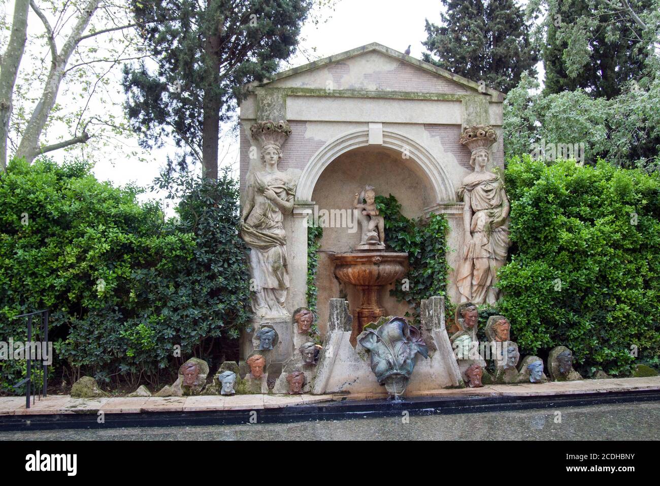 Pubol, Gala Dalí Schlosshaus-Museum EIN Pool mit Wasserspeier, mehrere Skulpturenköpfe, die Richard Wagner darstellen. Dali war ein Bewunderer des Komponisten. Stockfoto