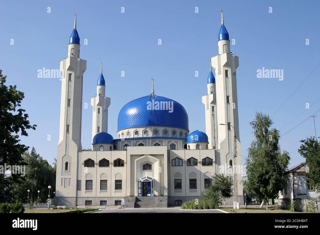 Weiße Moschee mit blauen Kuppeln gegen eine unfehlbar s Stockfoto