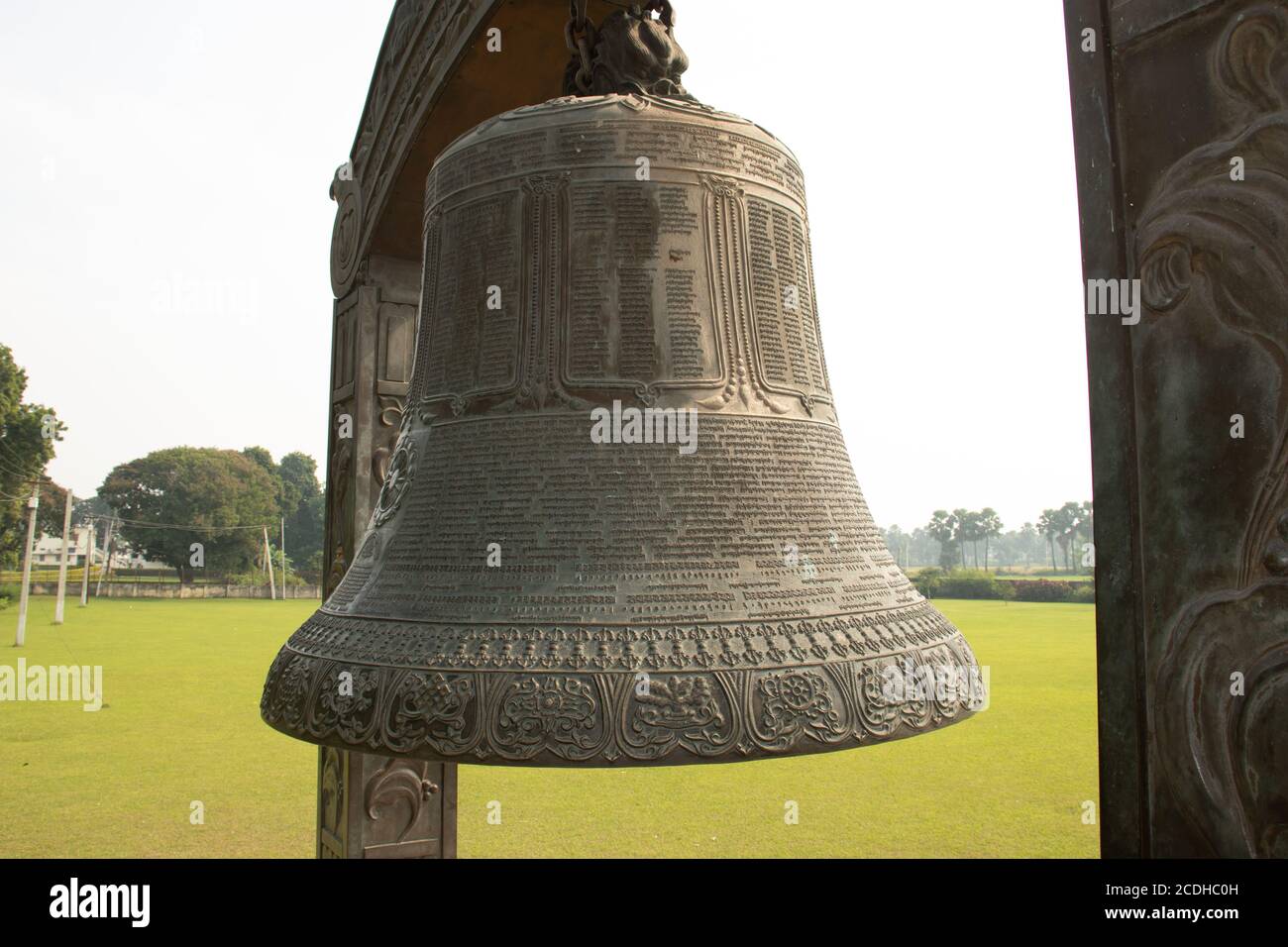 Welt Frieden Glocke aus verschiedenen einzigartigen Winkeln Nahaufnahmen Bild wird bei nalnda bihar indien genommen. Die Details Ansicht der riesigen Welt Frieden Glocke, die ist Stockfoto