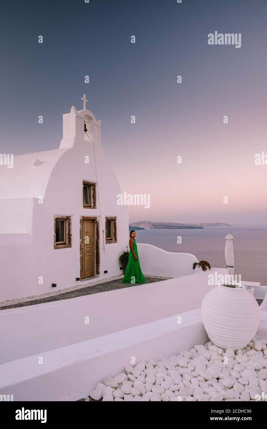 Sonnenuntergang auf der Insel Santorini Griechenland, wunderschönes weiß getünchtes Dorf Oia mit Kirche und Windmühle während des Sonnenuntergangs Stockfoto