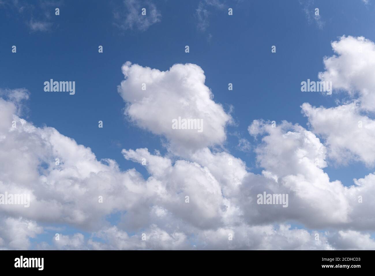 Schöner blauer Himmel mit hellen Wolken. Wolkenlandschaft Hintergrund. Speicherplatz kopieren Stockfoto