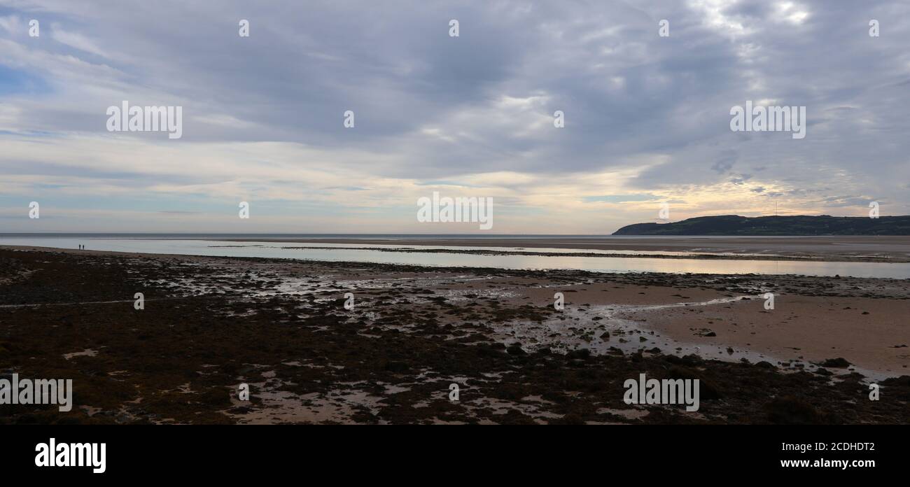 Ein Blick über die Red Wharf Bay, vom Isle of Anglesey Coastal Path aus gesehen, Wales, Großbritannien. Stockfoto