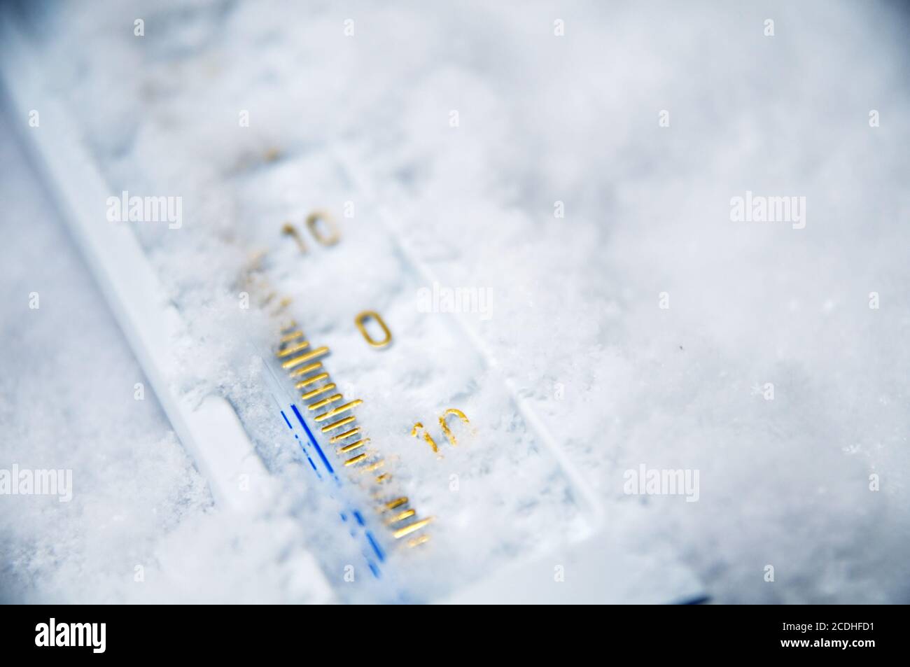 Unter Null. Thermometer im Schnee zeigt minus Temperatur. Kalte Winter Konzept. Stockfoto