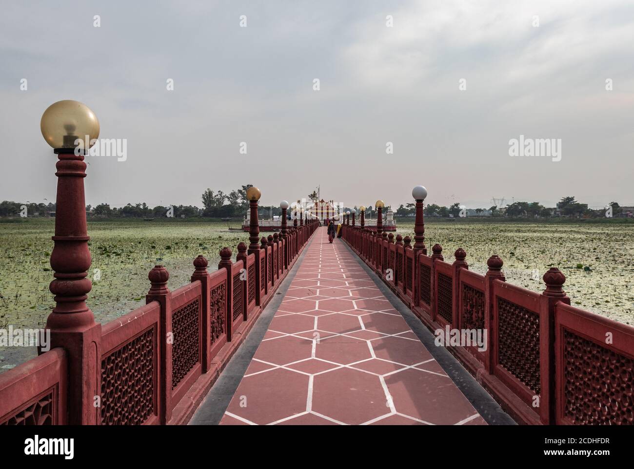 jal mandir pawapuri lord mahavir jain Tempel ist in der Mitte des Sees bei pawapuri Bihar indien. Es wird betrachtet, der Ort der Rettung des lords zu sein Stockfoto