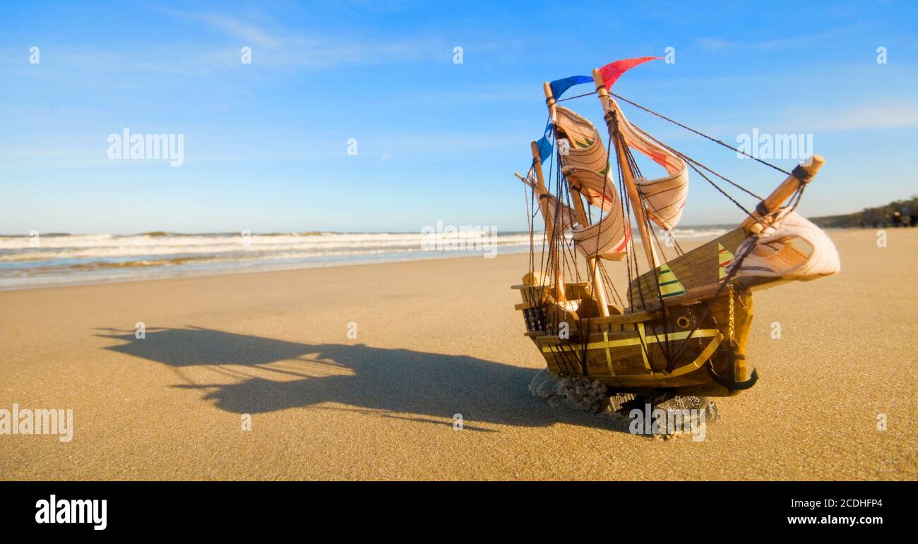 Schiffsmodell auf Sommer Sonnenstrand. Reisen Stockfoto