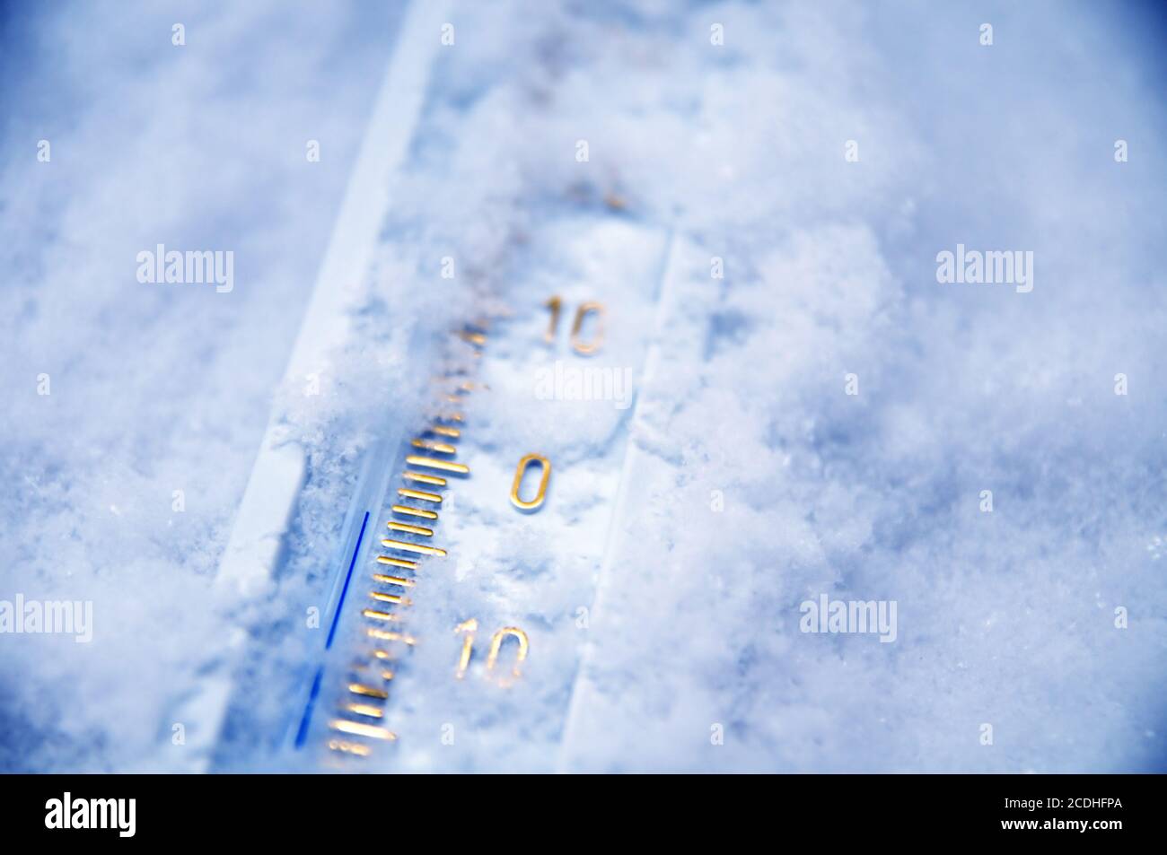 Unter Null. Thermometer im Schnee zeigt minus Temperatur. Kalte Winter Konzept. Stockfoto