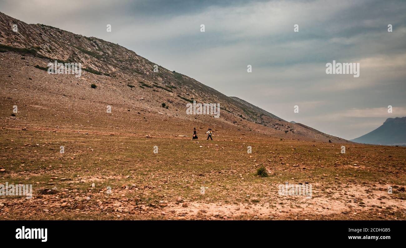 Landschaft leere ländliche Gegend mit Nebel und umgeben von Bergen am Morgen Bild wird bei Dashlrath manjhi Pfad gaya bihar Indien genommen. Es ist sho Stockfoto