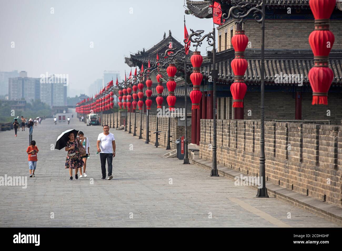 Chinesische Touristen und rote Laternen entlang der Stadtmauern in Xi'an / Sian, Yanta District, Shaanxi, China Stockfoto