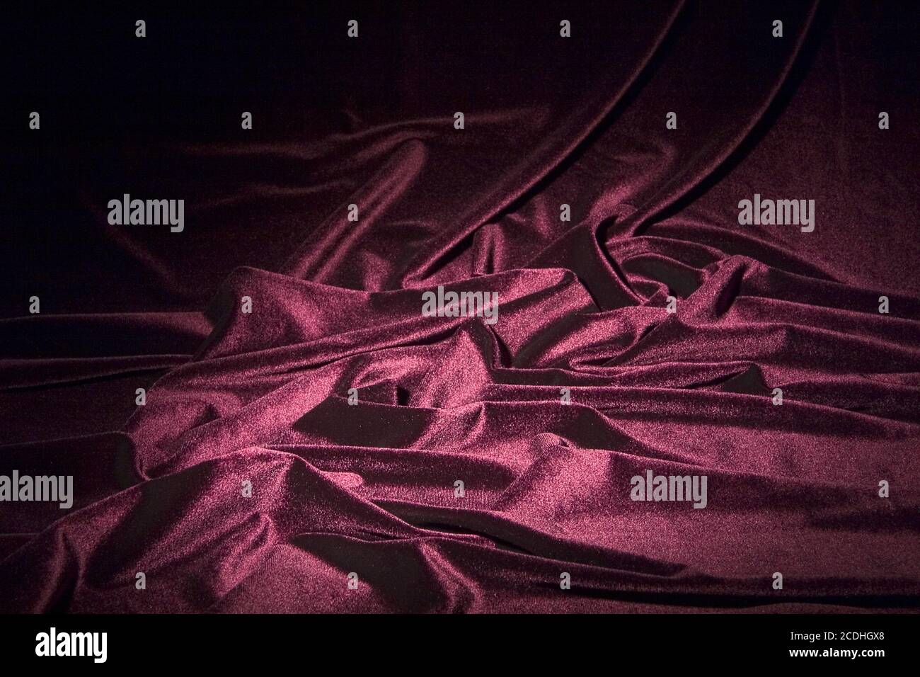 Dunkelroter, glänzender Samt Stockfoto