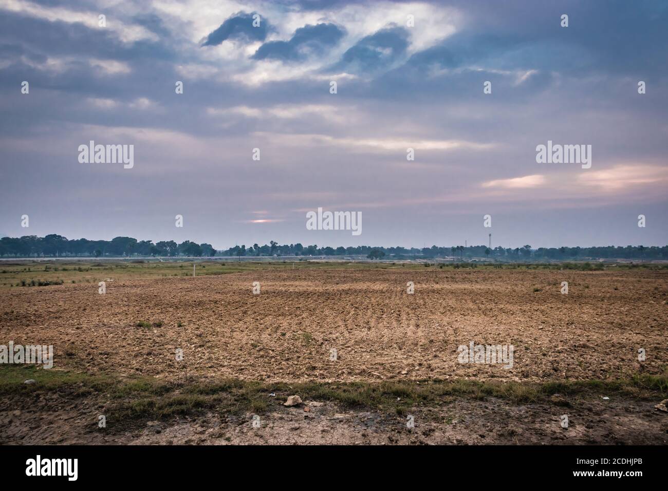 Landschaft leere ländliche Gegend mit Nebel und umgeben von Bergen am Morgen Bild wird bei Dashlrath manjhi Pfad gaya bihar Indien genommen. Es ist sho Stockfoto