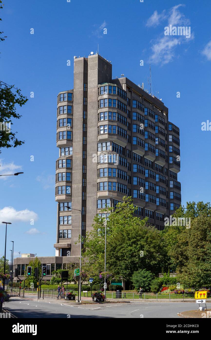 County Hall, ein Hochhaus, das vom Buckinghamshire County Council, Aylesbury, Buckinghamshire, Großbritannien, genutzt wird. Stockfoto