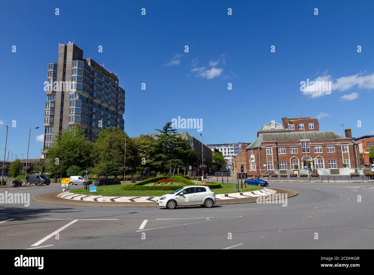 Roundabout und County Hall, ein Hochhaus-Hochhaus, das vom Buckinghamshire County Council, Aylesbury, Buckinghamshire, Großbritannien, genutzt wird. Stockfoto