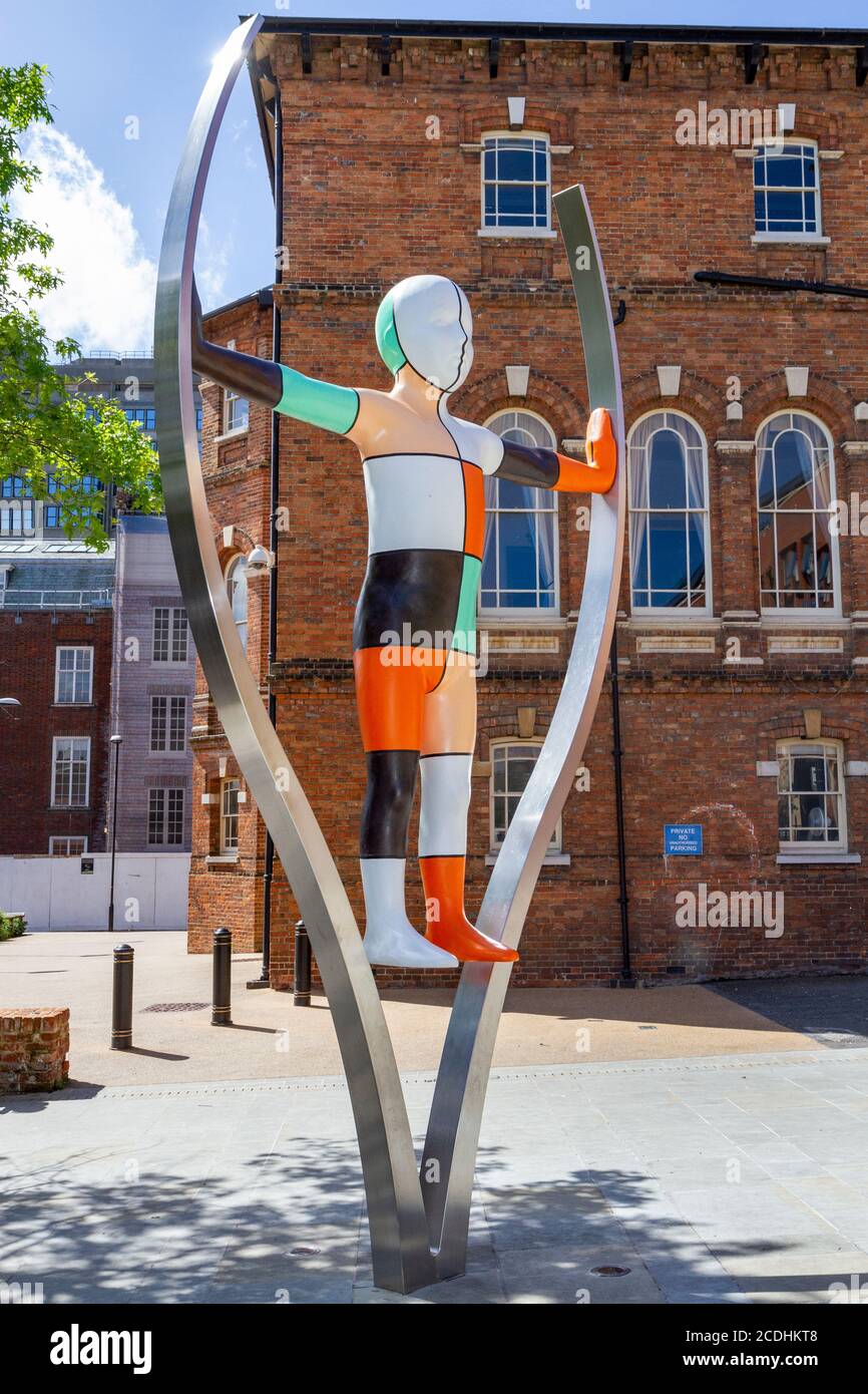 "Ich bin frei" Skulptur, eine der Figuren in der Börse, Aylesbury, Buckinghamshire, Großbritannien. Stockfoto