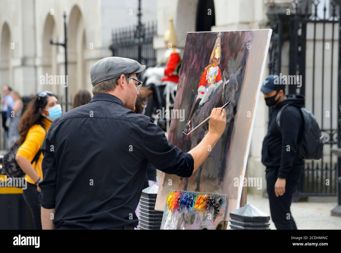 London, England, Großbritannien. Künstler malte einen der Rettungsgarde (Soldaten der Hauskavallerie), der vor den Horse Guards in Whitehall Dienst hat Stockfoto