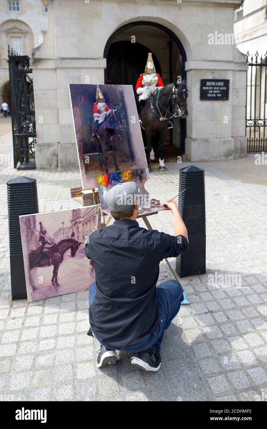 London, England, Großbritannien. Künstler malte einen der Rettungsgarde (Soldaten der Hauskavallerie), der vor den Horse Guards in Whitehall Dienst hat Stockfoto