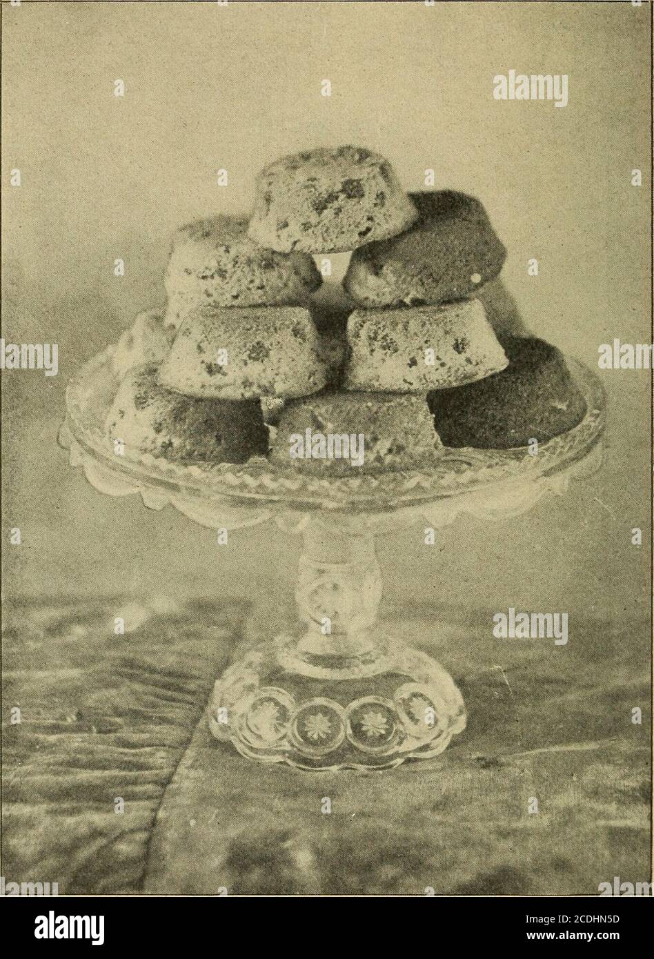 . Der Stolz des Haushalts; die komplette Leitung der Bäcker. Urheberrecht. 1900, VON M. A. & K. .M. Heinzer. MAISMUFFINS. 74 Maismuffins. J Tasse Zucker.3 Eier. 2 Tassen Milch. 3 Tassen Mehl. 2 Tassen weißes Maismehl. 1 Teelöffel Limonade. 2 Teelöffel Sahne-Tartar. 3 Esslöffel Butter. SO MISCHEN SIE. Zucker, Butter und Soda 2 Minuten einreiben, die Eier dazugeben und vermischen, dann die Milch hinzugeben und gut vermischen, dann das Mehl, den Sahnetartar und das Gericht hinzufügen und gründlich vermischen. In Muffin-Formen backen. Die Dosen gut einfetten und im heißen Ofen backen. Dadurch wird i8 mufihns. Sie werden in 20 m backen Stockfoto