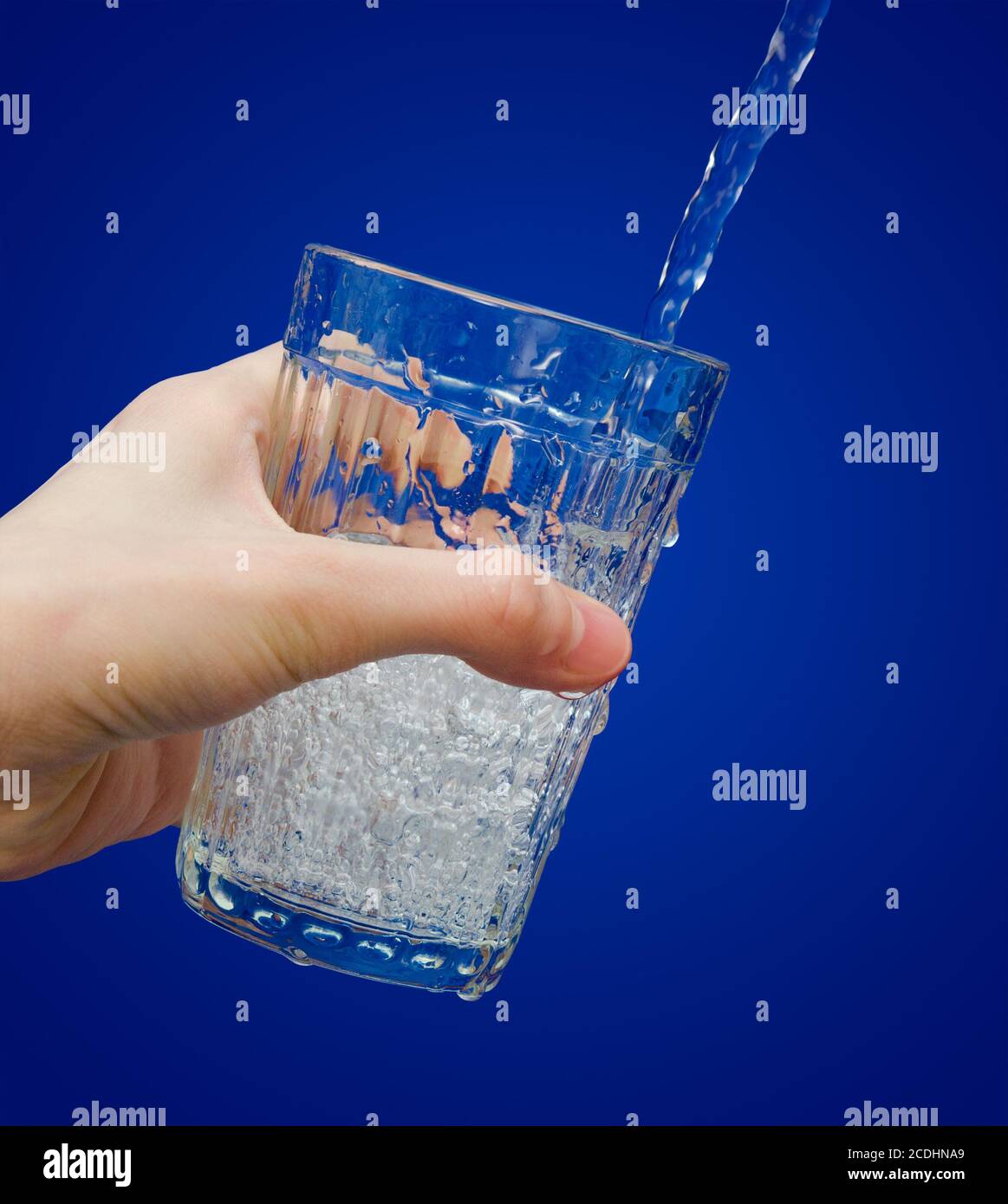Wasser füllt ein Glas Stockfoto