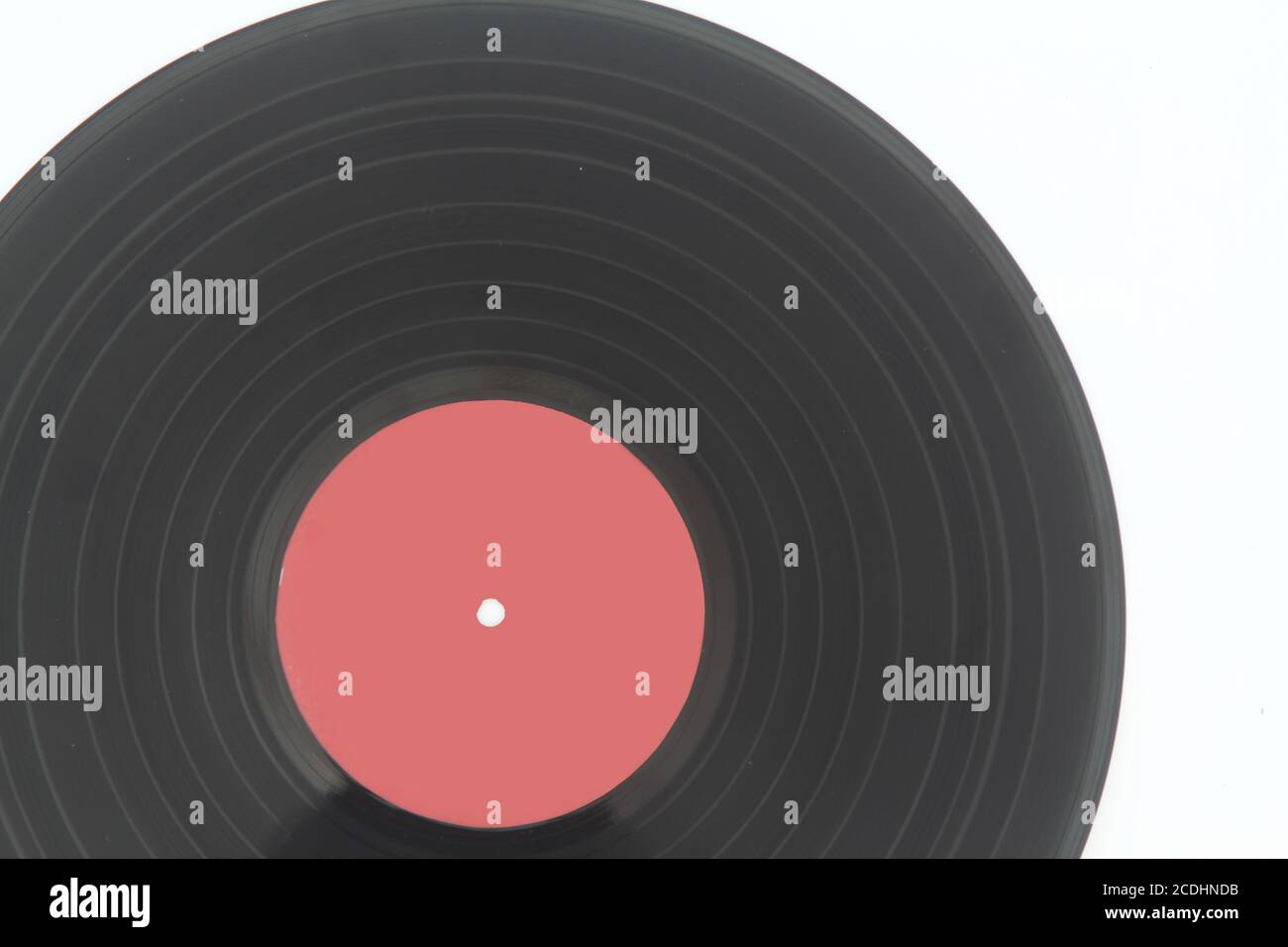 12-Zoll-LP-Vinyl-Schallplatte mit leerem roten Etikett. Nahaufnahme, Draufsicht Stockfoto