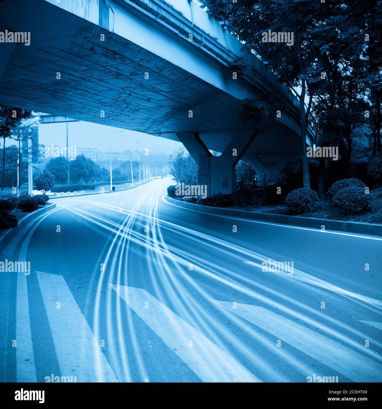 Der Verkehr unter dem Viadukt Stockfoto