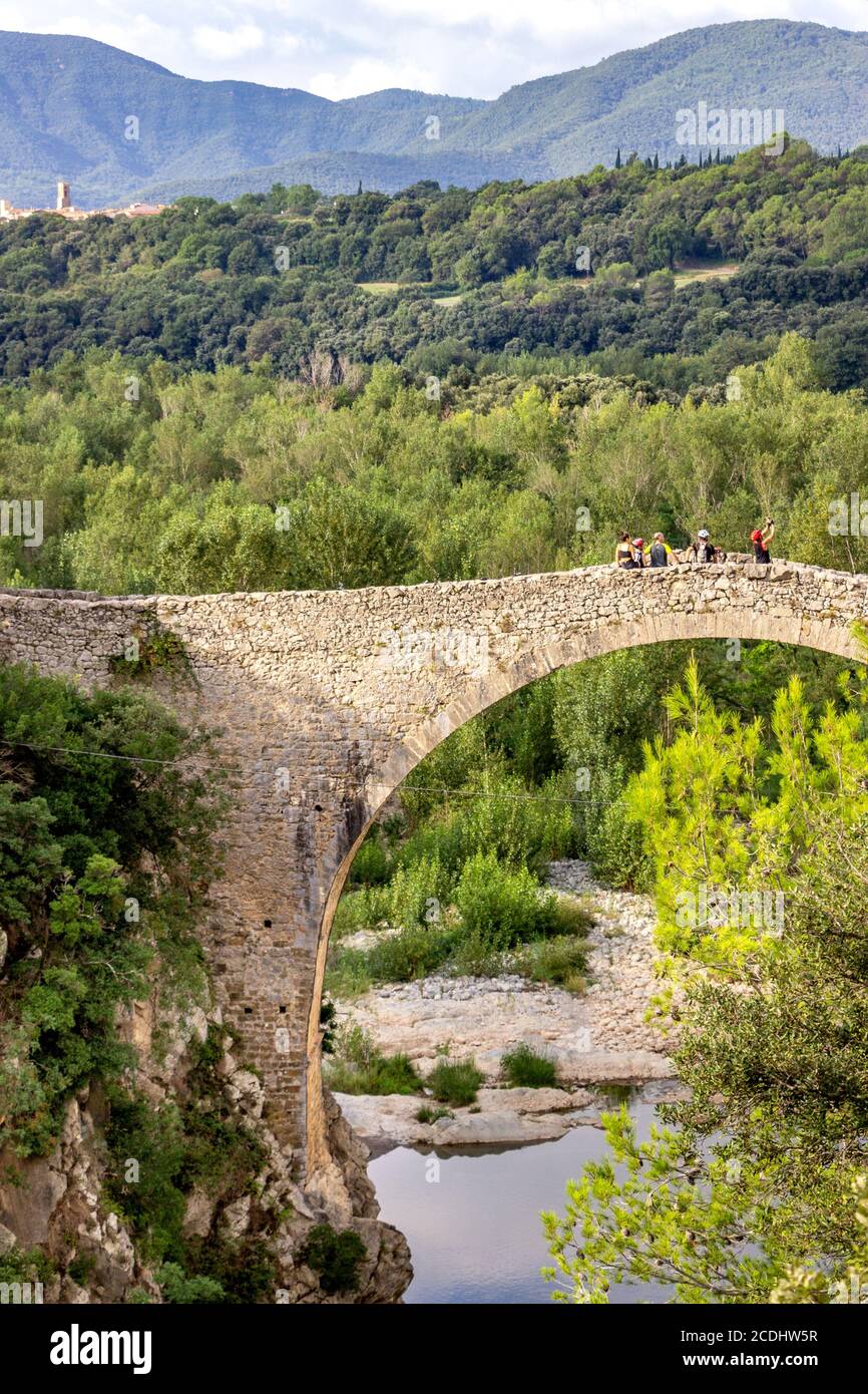 Die seit dem 14. Jahrhundert verwendete Pont de Llierca ist 28 m hoch und überspannt den Fluss Llierca, La Garrotxa, Girona, Katalonien, Spanien Stockfoto