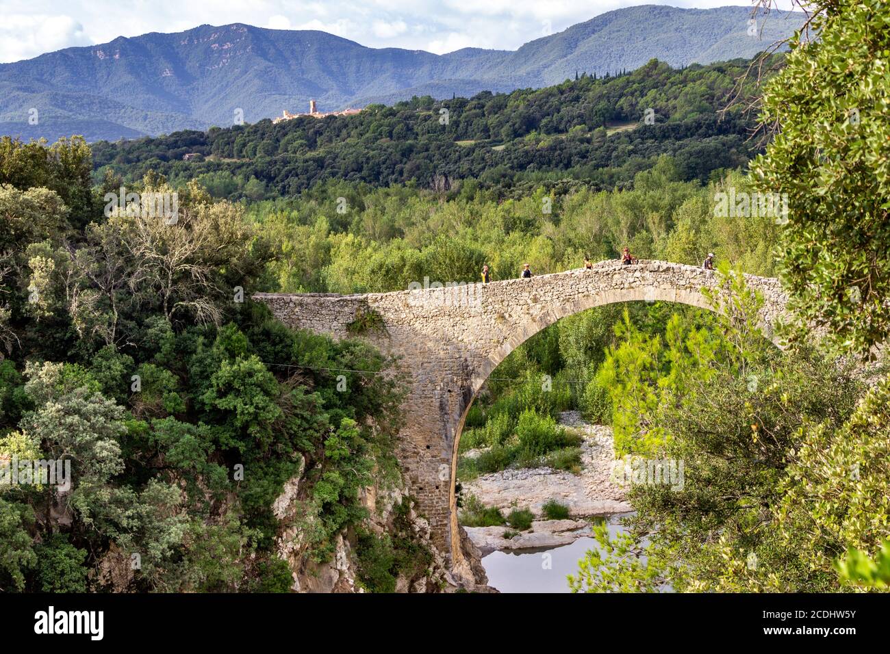Die seit dem 14. Jahrhundert verwendete Pont de Llierca ist 28 m hoch und überspannt den Fluss Llierca, La Garrotxa, Girona, Katalonien, Spanien Stockfoto