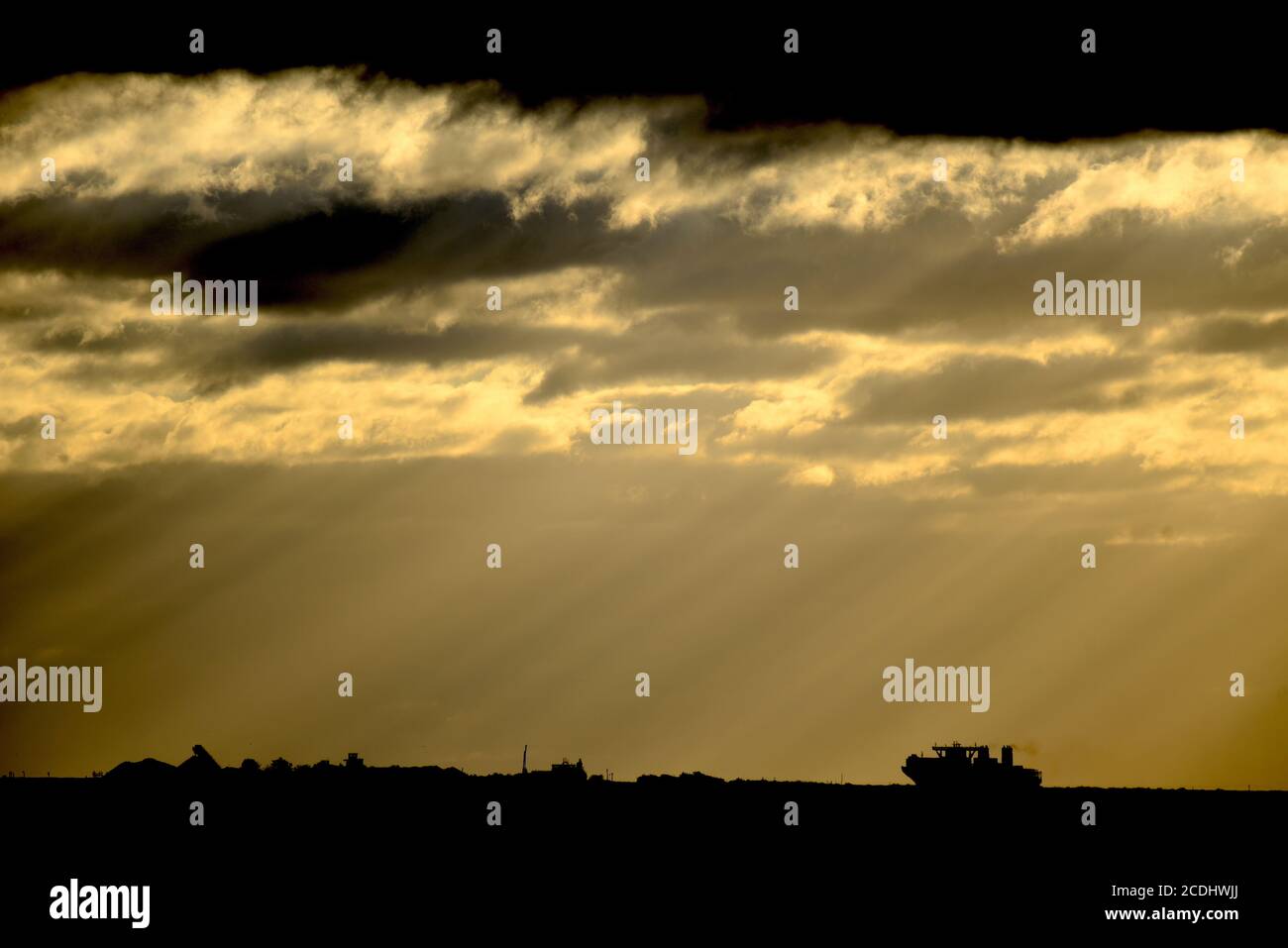 26/08/2020. Flussmündung Der Cliffe Thames. Vereinigtes Königreich. Sturm Francis hat Großbritannien mit starken Winden und Regen geschlagen. Die Sturmwolken teilen sich, während die Morgendämmerung über der bricht Stockfoto