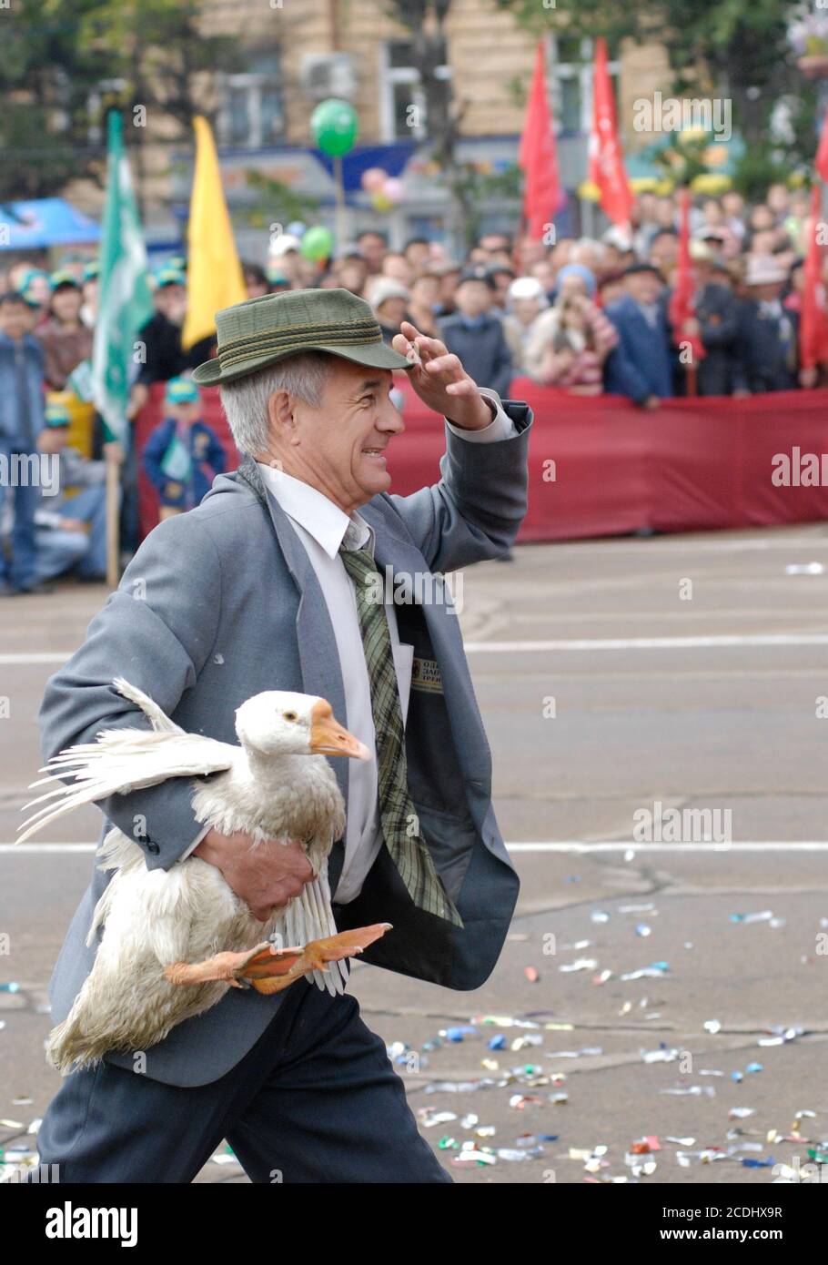 Mann hält eine Gans Stockfoto