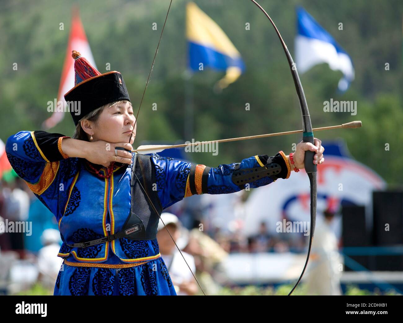 Mongolische Frau Bogenschütze Stockfoto