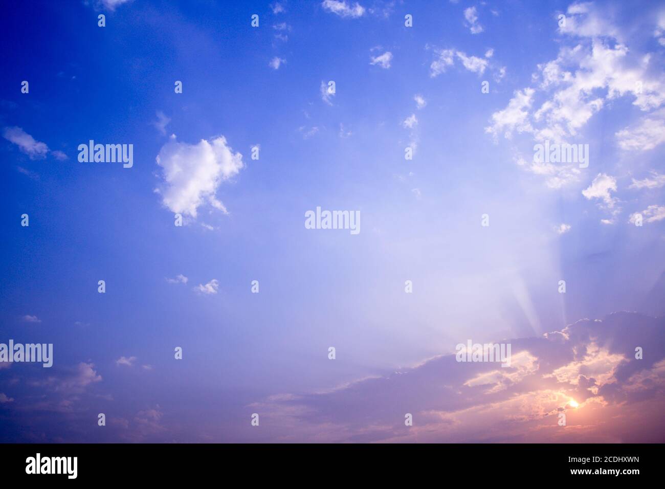 Sonnenuntergang Strahlen mit der cloud Stockfoto